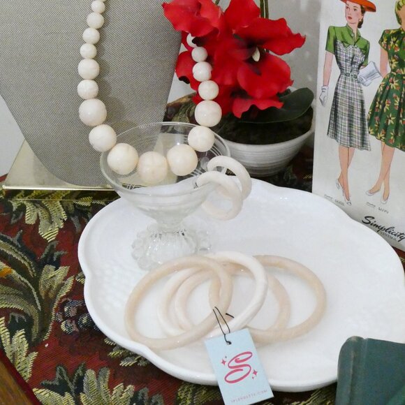 Splendette 1950's Style Fakelite Creamy White Carved Jewelry Set Small - Picture 2 of 11